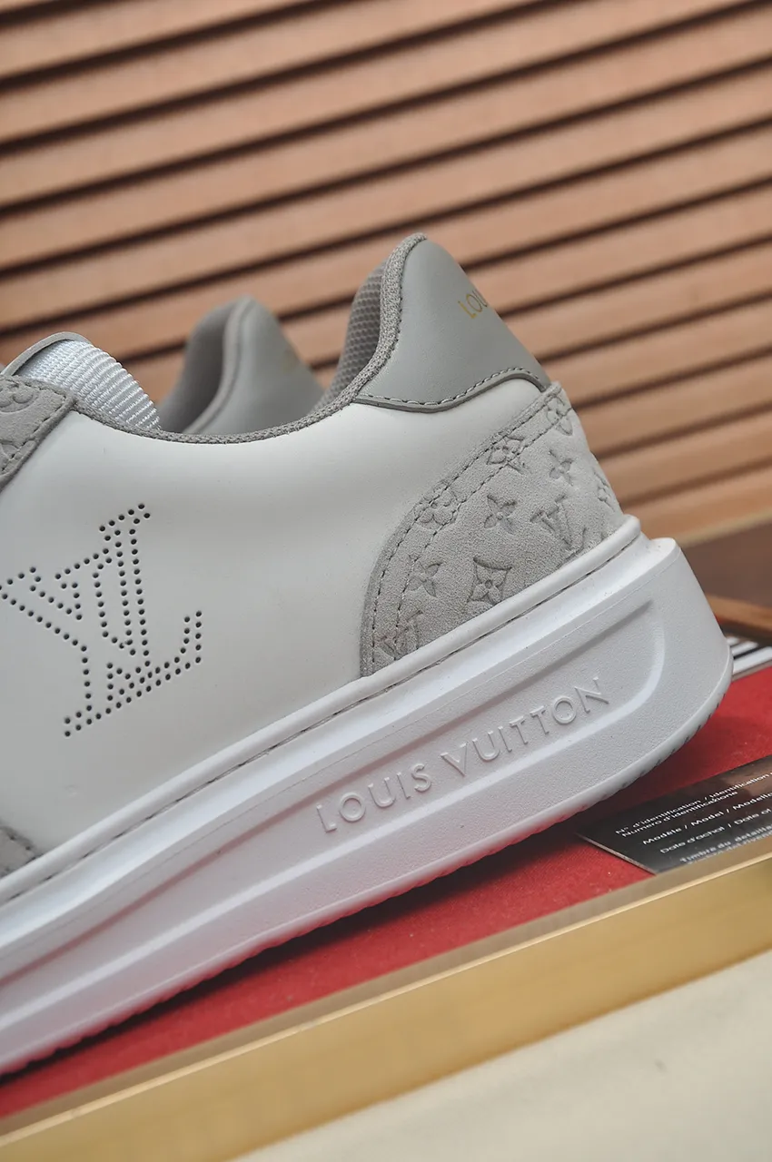 Men's men's shoes 💰640💶Original development, quality shipping, welcome to compare - LV sneaker series sports shoes introduce the loose silhouette of the ready-to-wear series into the spring and summer men's wear shows and make an eye-catching appearance. The cow leather upper is combined with rough fabric laces, and colorful beading highlights the brand's classic elements. LV letters mark the tongue and Monogram floral outsole. Mixed materials Made of top-grain cowhide, thick shoelace design, large Monogram print on the side, mesh lining and cotton feet, the comfort is as extreme as ever, premium heritage, quality first, worth owning! Size: Men’s 38-45 (45 is custom-made and cannot be returned or exchanged)